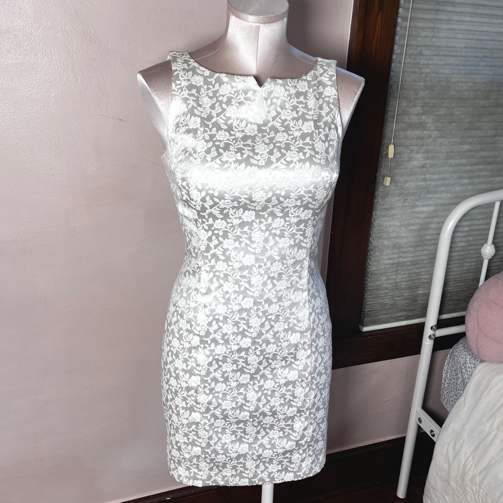 Vintage 90s White Floral Jacquard Sheath Dress Notched Neck 3/4 USA Coquette Y2K